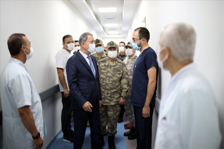 Bakan Akar, Libya'da Mehmetçik'le bir araya geldi, Orta Akdeniz’deki TCG Giresun'u ziyaret etti