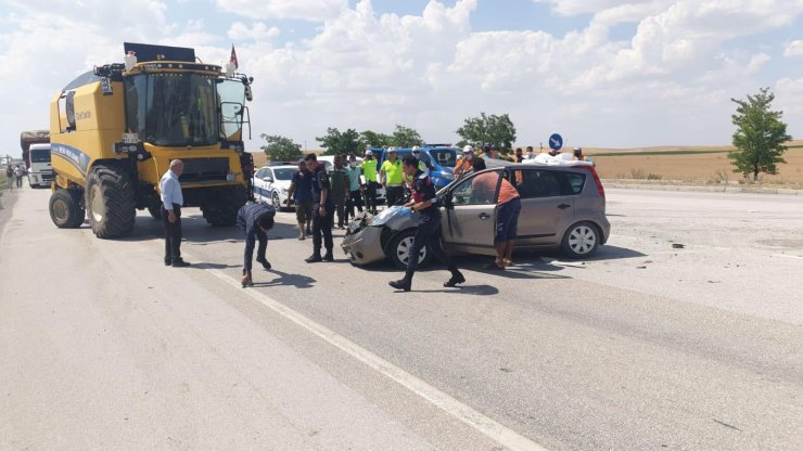 Konya'da otomobil ile biçerdöver çarpıştı: 3 yaralı