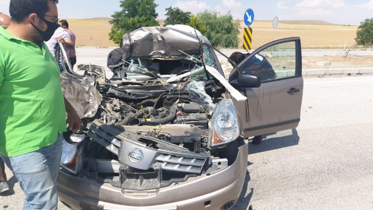Konya'da otomobil ile biçerdöver çarpıştı: 3 yaralı
