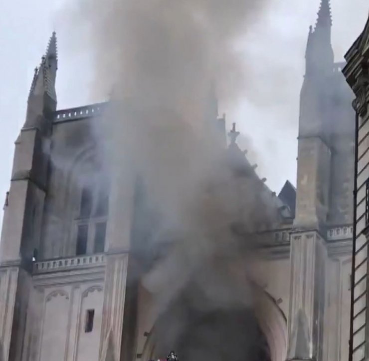 Fransa’da Nantes Katedrali’nde yangın