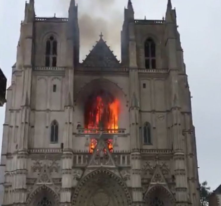 Fransa’da Nantes Katedrali’nde yangın