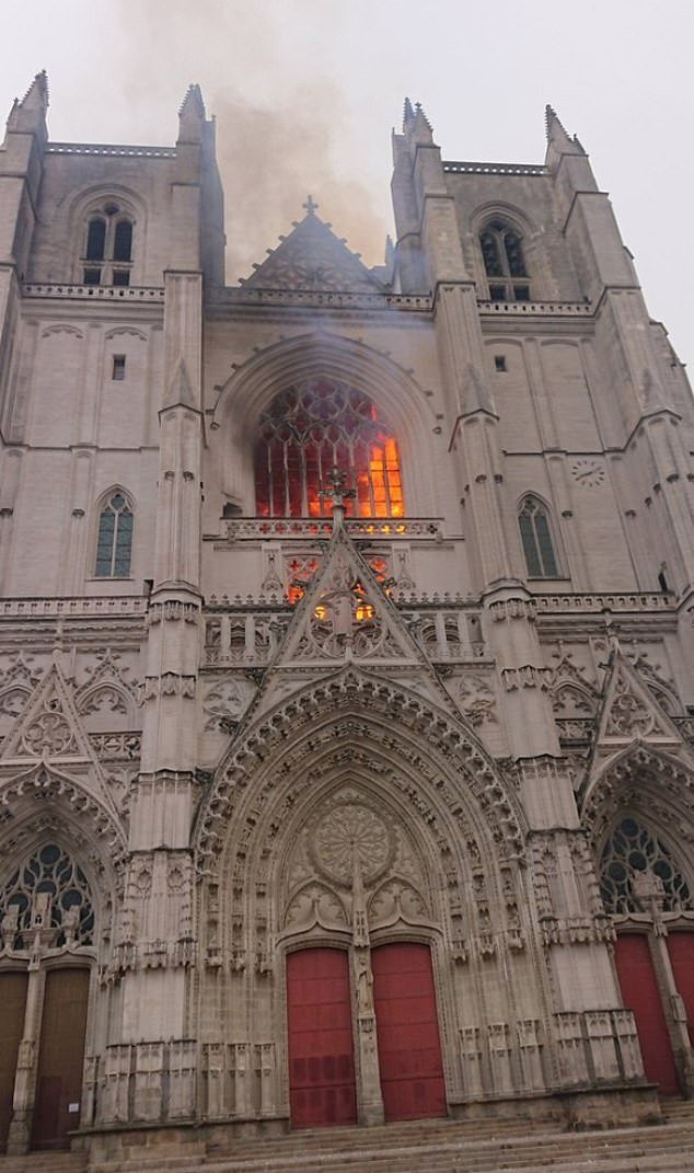 Fransa’da Nantes Katedrali’nde yangın