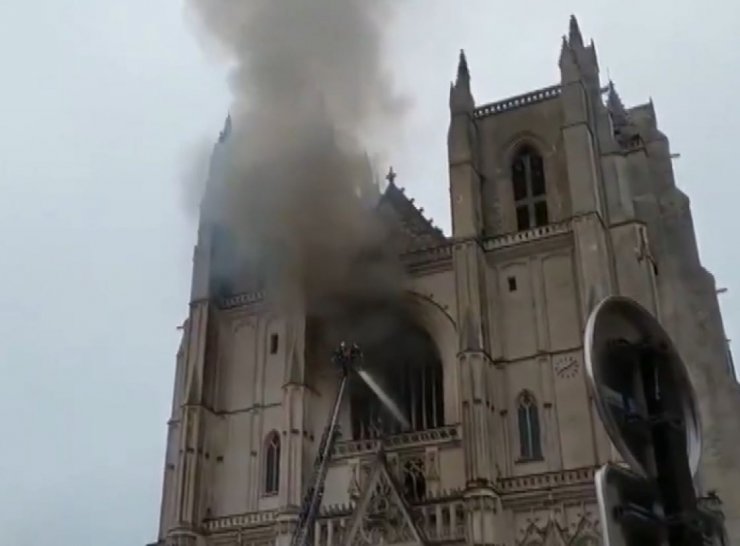 Fransa’da Nantes Katedrali’nde yangın