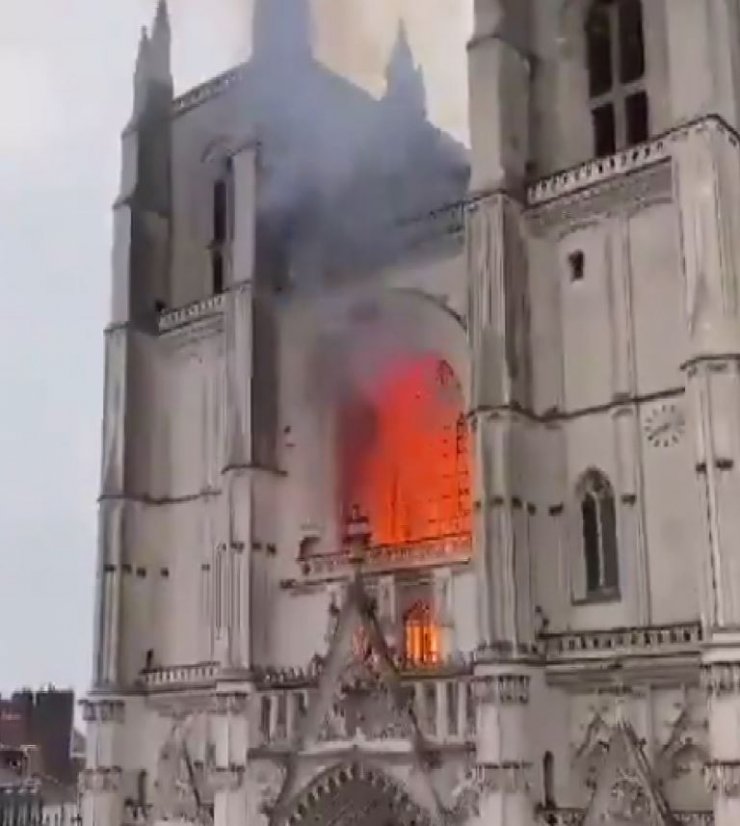 Fransa’da Nantes Katedrali’nde yangın