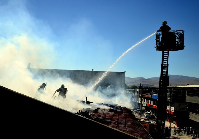Konya'da tekstil dükkanlarının bulunduğu iş hanında çıkan çatı yangını söndürüldü