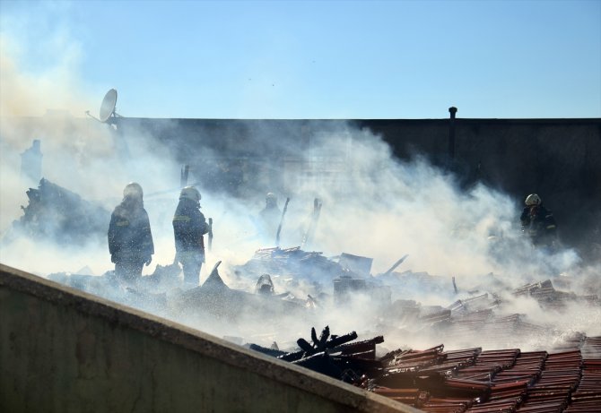 Konya'da tekstil dükkanlarının bulunduğu iş hanında çıkan çatı yangını söndürüldü
