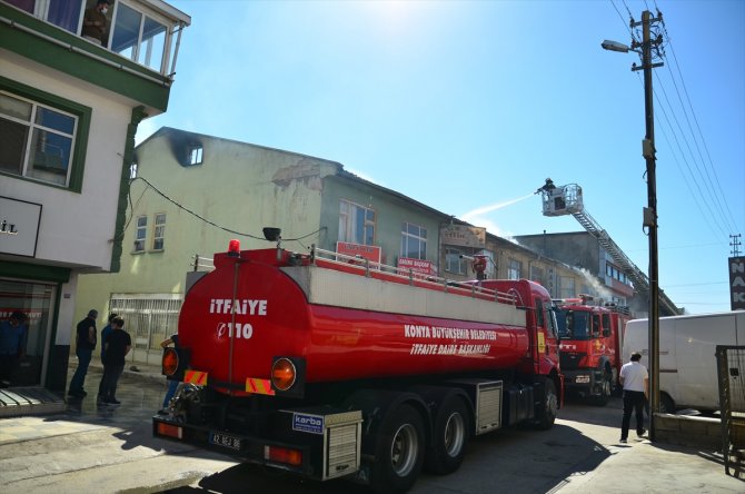 Konya'da tekstil dükkanlarının bulunduğu iş hanında çıkan çatı yangını söndürüldü