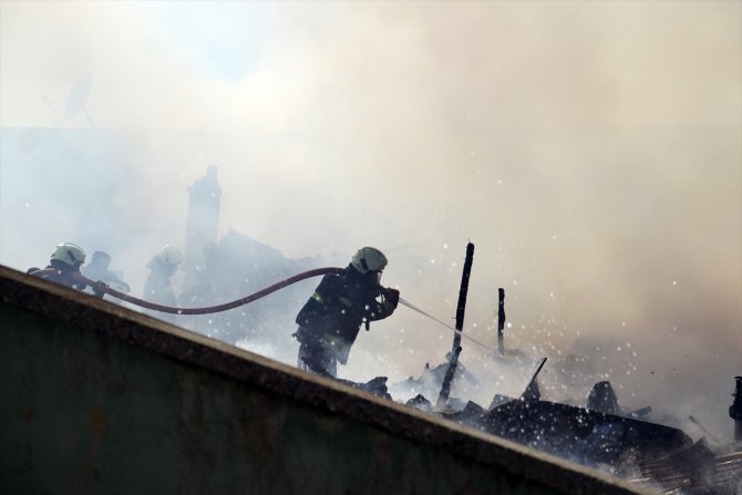 Konya'da tekstil dükkanlarının bulunduğu iş hanında çıkan çatı yangını söndürüldü