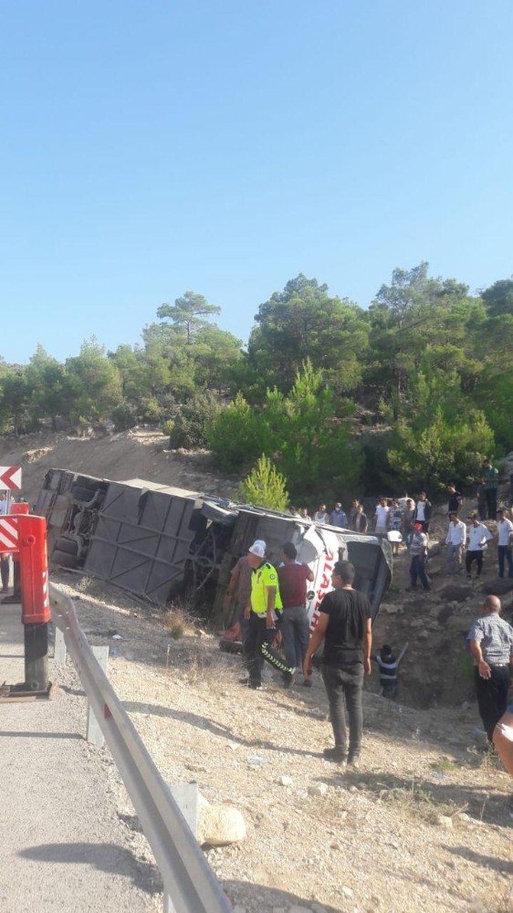 Mersin’de askerleri taşıyan otobüs devrildi: Çok sayıda yaralı
