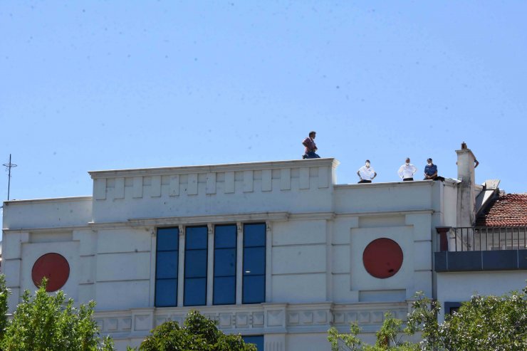 İntihar girişimini izleyebilmek için koronavirüs tedbirlerini hiçe saydılar