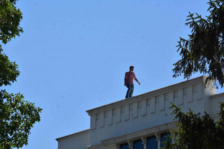 İntihar girişimini izleyebilmek için koronavirüs tedbirlerini hiçe saydılar