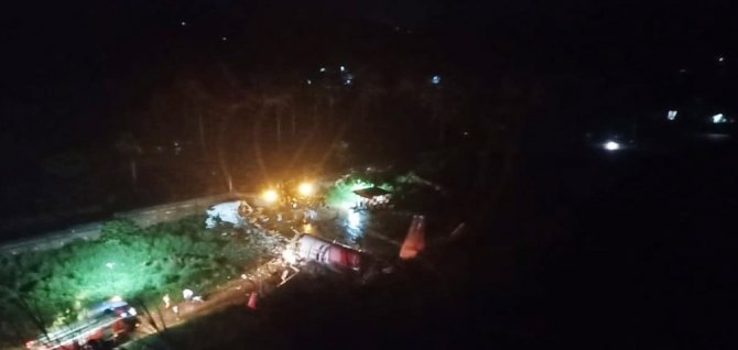 Hindistan’da yolcu uçağı pistten çıktı: Ölü ve yaralılar var