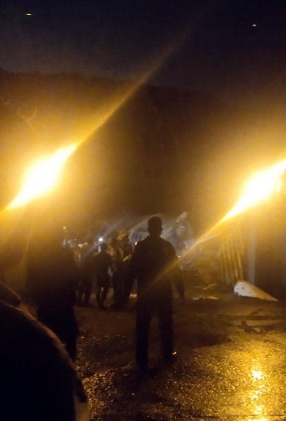 Hindistan’da yolcu uçağı pistten çıktı: Ölü ve yaralılar var