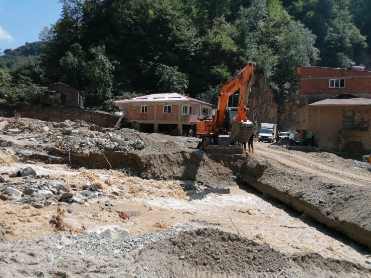 Çocuklarına ‘Babanızı aramaya gidiyorum’ deyip, selde kaybolan eşini arıyor (5)