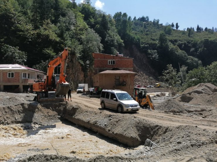 Çocuklarına ‘Babanızı aramaya gidiyorum’ deyip, selde kaybolan eşini arıyor (5)