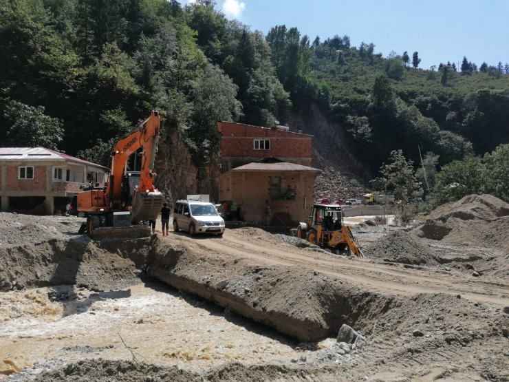 Çocuklarına ‘Babanızı aramaya gidiyorum’ deyip, selde kaybolan eşini arıyor (5)