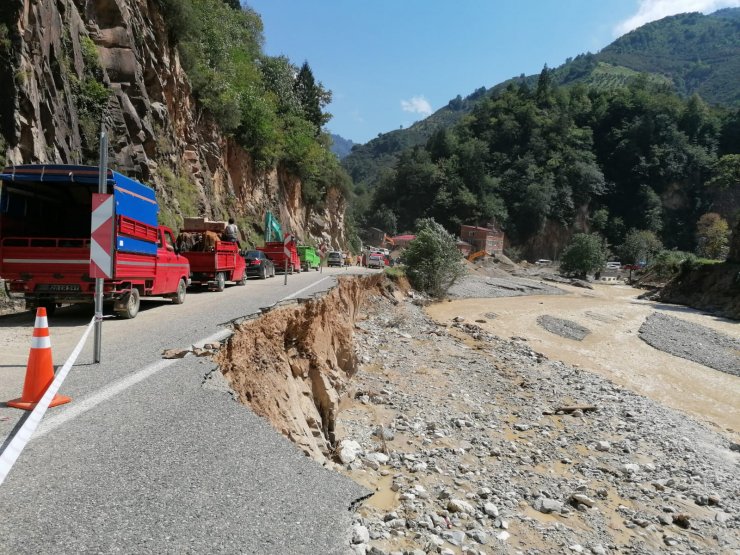 Çocuklarına ‘Babanızı aramaya gidiyorum’ deyip, selde kaybolan eşini arıyor (5)