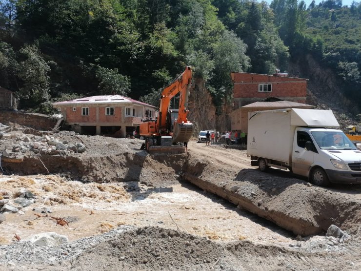 Çocuklarına ‘Babanızı aramaya gidiyorum’ deyip, selde kaybolan eşini arıyor (5)