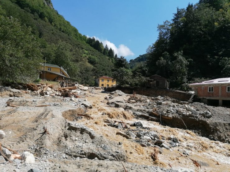 Çocuklarına ‘Babanızı aramaya gidiyorum’ deyip, selde kaybolan eşini arıyor (5)