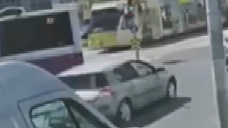 Tramvayla otobüsün çarpışma anı kamerada