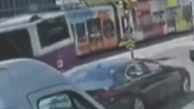 Tramvayla otobüsün çarpışma anı kamerada