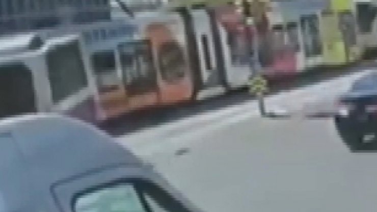 Tramvayla otobüsün çarpışma anı kamerada