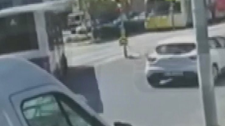 Tramvayla otobüsün çarpışma anı kamerada