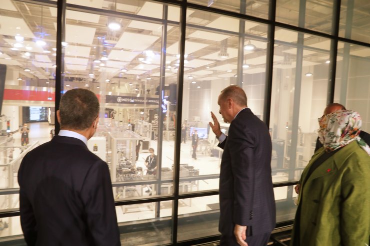 Cumhurbaşkanı Erdoğan, Teknoloji merkezinin açılışını robotla yaptı