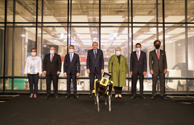 Cumhurbaşkanı Erdoğan, Teknoloji merkezinin açılışını robotla yaptı