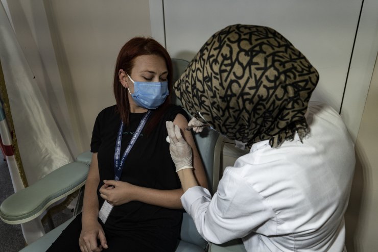 Kovid aşısında Faz 3 klinik araştırmalar için İstanbul’da ilk gönüllü aşılamaları yapıldı