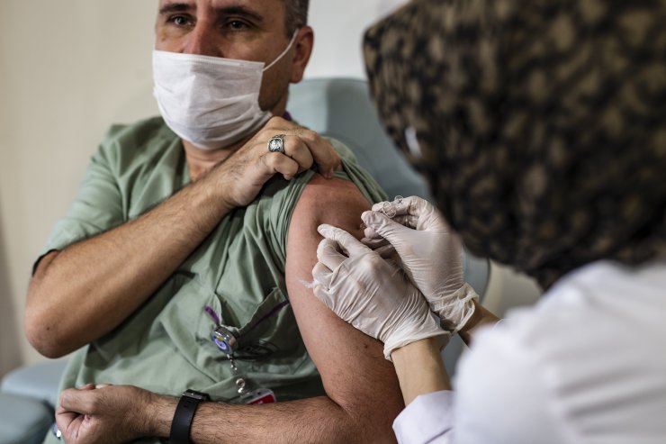 Kovid aşısında Faz 3 klinik araştırmalar için İstanbul’da ilk gönüllü aşılamaları yapıldı