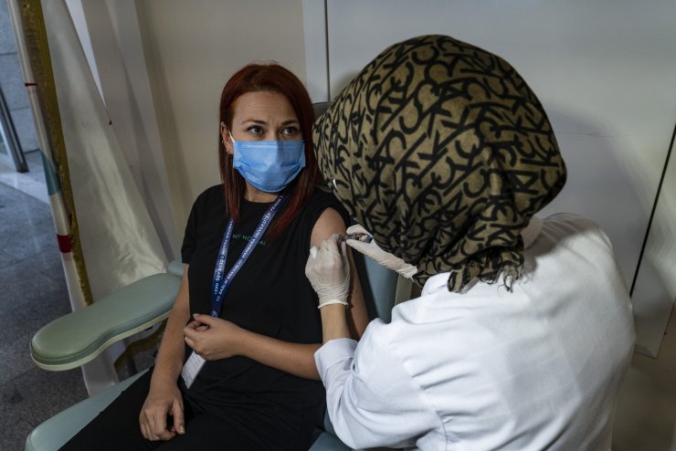 Kovid aşısında Faz 3 klinik araştırmalar için İstanbul’da ilk gönüllü aşılamaları yapıldı