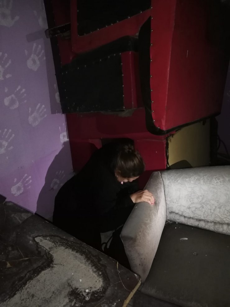 Ruhsatsız eğlence merkezini polis basınca, koltukların arasına gizlendiler