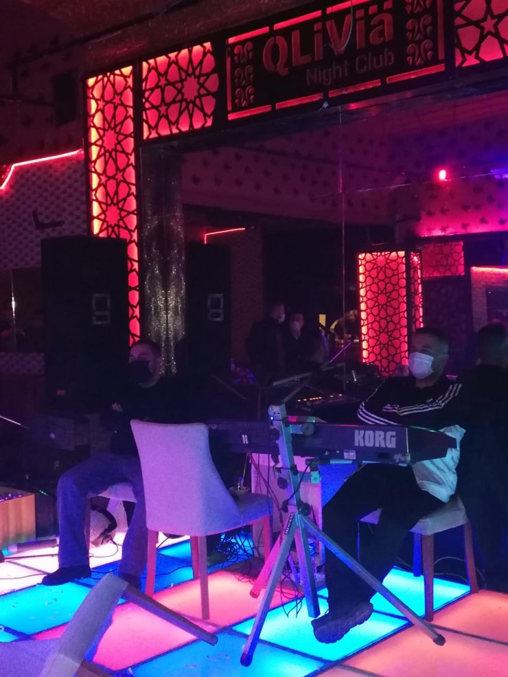 Ruhsatsız eğlence merkezini polis basınca, koltukların arasına gizlendiler