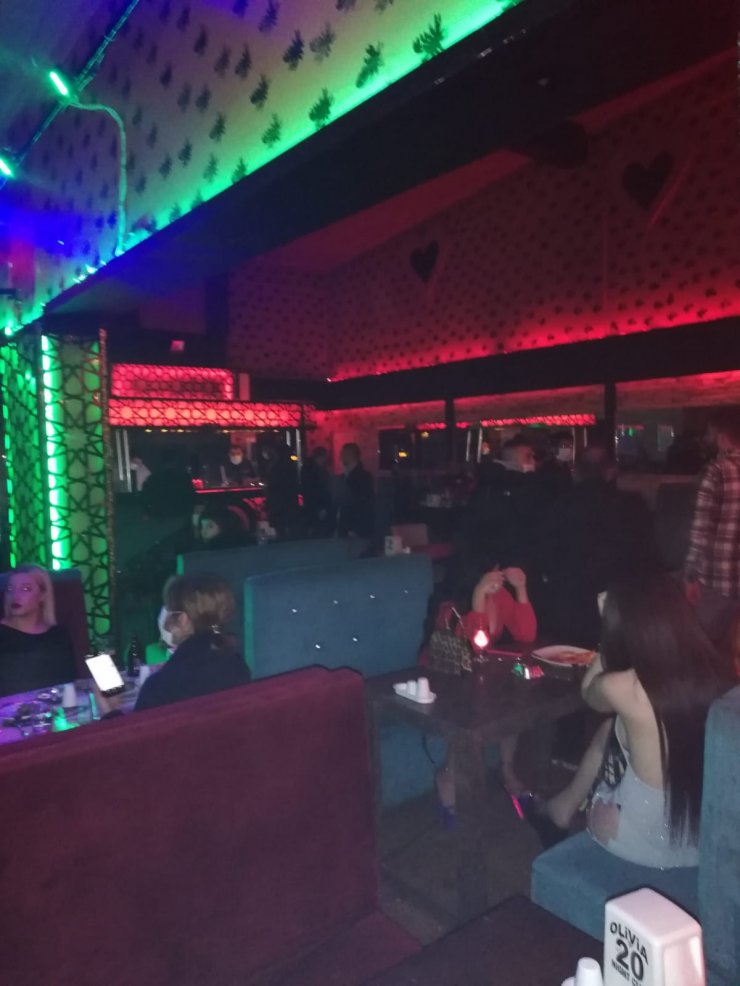 Ruhsatsız eğlence merkezini polis basınca, koltukların arasına gizlendiler