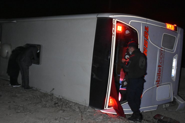 Yolcu otobüsü devrildi: 14 yaralı