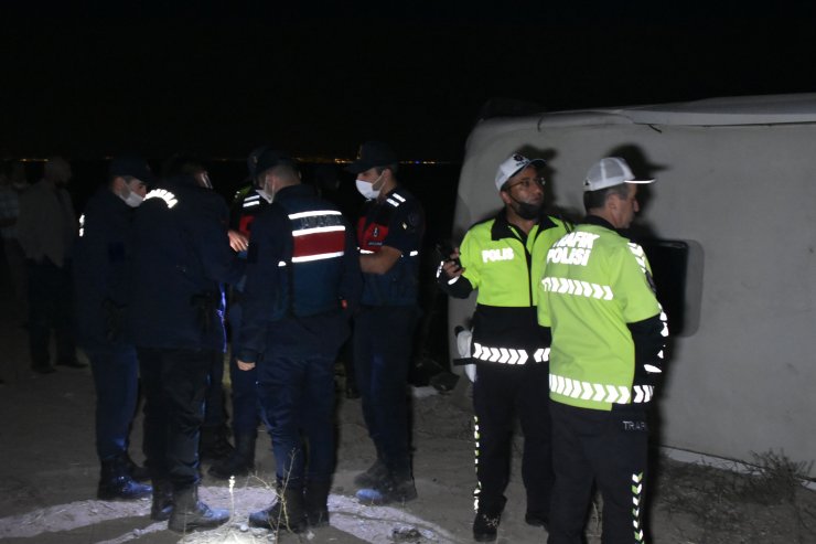 Yolcu otobüsü devrildi: 14 yaralı