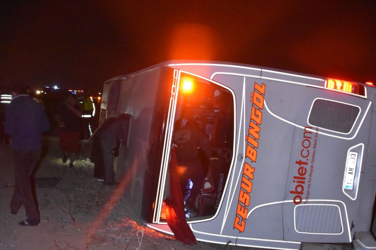 Yolcu otobüsü devrildi: 14 yaralı