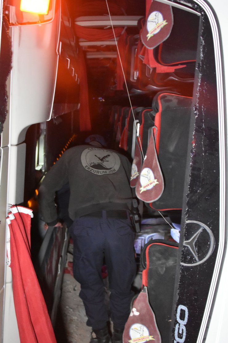 Yolcu otobüsü devrildi: 14 yaralı