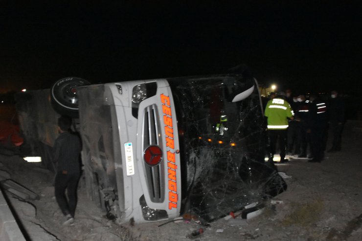 Yolcu otobüsü devrildi: 14 yaralı