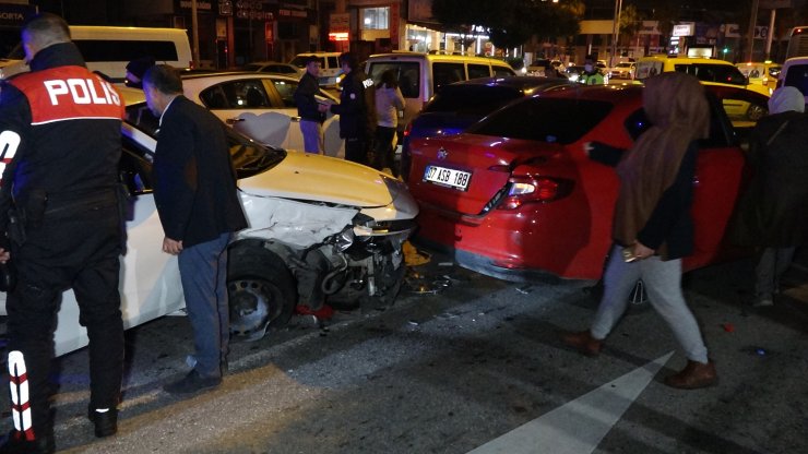 Alkollü sürücü kazaya neden oldu; 5 araç birbirine girdi