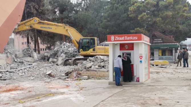 Bina yıkılırken tehlikeye aldırış etmeden para çektiler