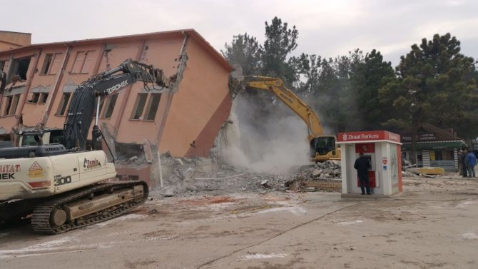 Bina yıkılırken tehlikeye aldırış etmeden para çektiler