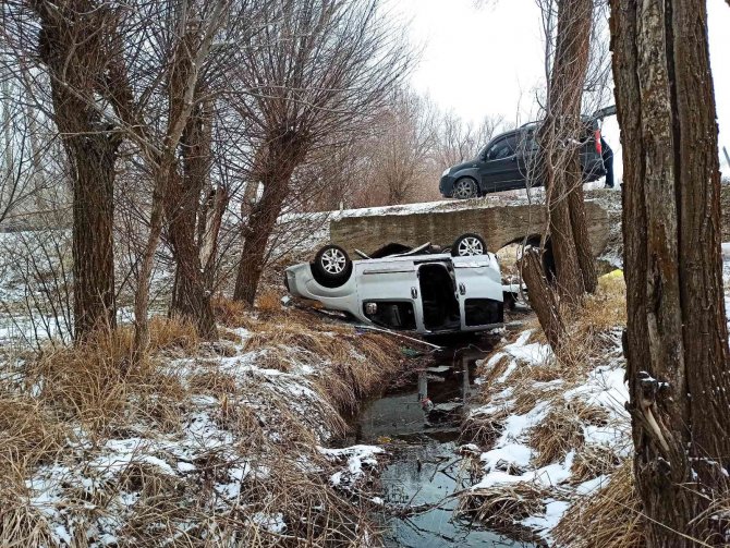 Buzlanma kazaya neden oldu: 6 yaralı