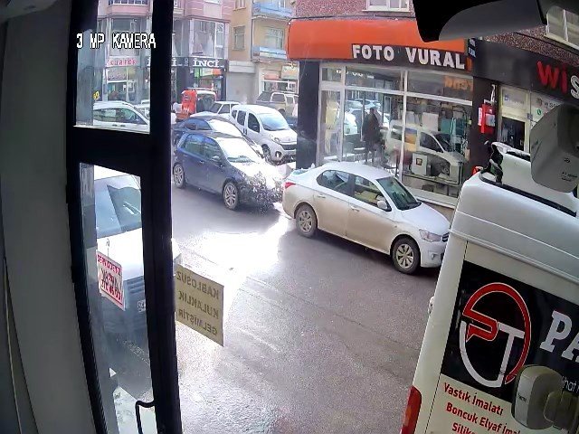 Çatıdan buz kütlesi otomobilin üzerine düştü, o anlar kameraya yansıdı
