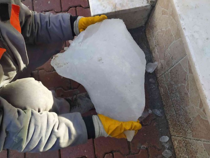 Çatıdan buz kütlesi otomobilin üzerine düştü, o anlar kameraya yansıdı