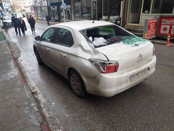 Çatıdan buz kütlesi otomobilin üzerine düştü, o anlar kameraya yansıdı