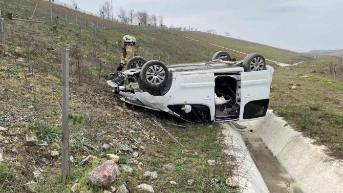 Hafif ticari araç şarampole uçtu: 1 yaralı