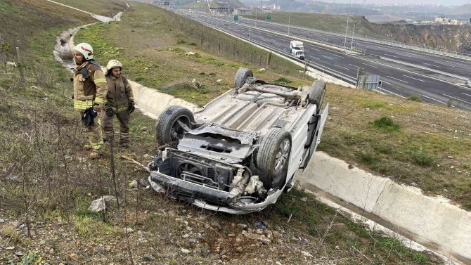 Hafif ticari araç şarampole uçtu: 1 yaralı