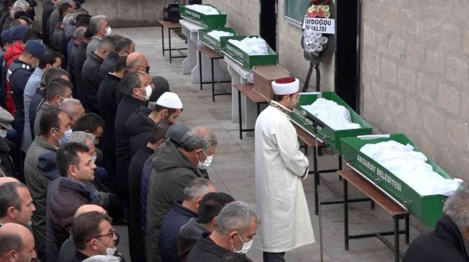Kazada ölen aynı aileden 2’si çocuk 6 kişiye acı veda